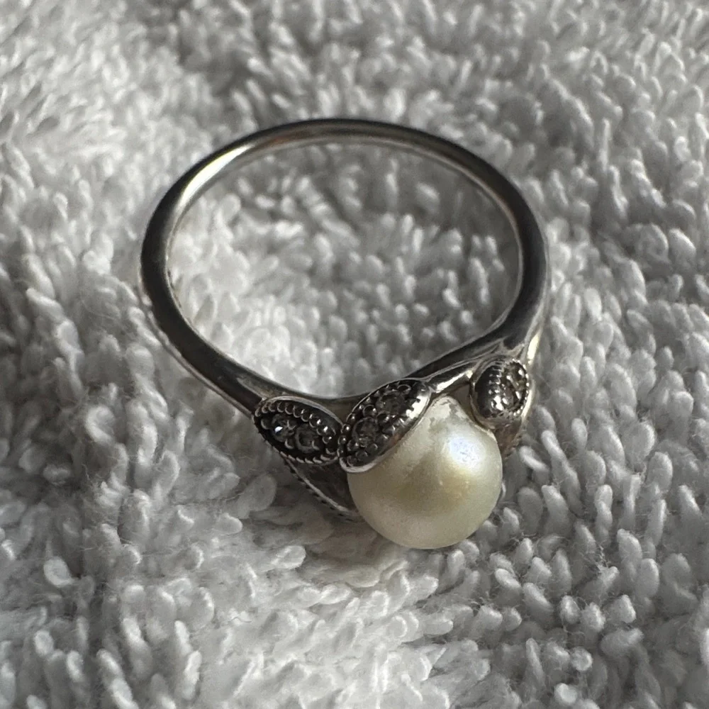PANDORA Ring Luminous, White Pearl 190967P48 - SIZE 8 - Picture 3 of 3